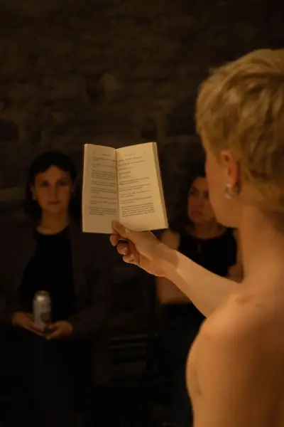 Vue d'une actrice lisant un texte devant un public
