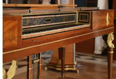 Piano d'époque ouvert dans un intérieur ancien
