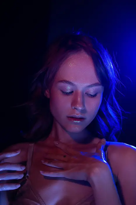 Portraits d'une femme avec des paillettes - endométriose